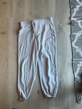 Barefoot Dreams Malibu Collection Luxe Milk Jersey Jogger in Silver